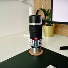 Der Thermobecher Emsa Waves Reisebecher Grande von der Marke Emsa steht auf einem Schreibtisch.