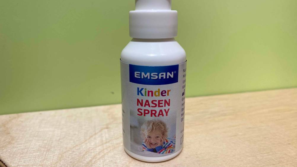 Getestetes Nasenspray für Kinder von Emsan in Detailansicht.