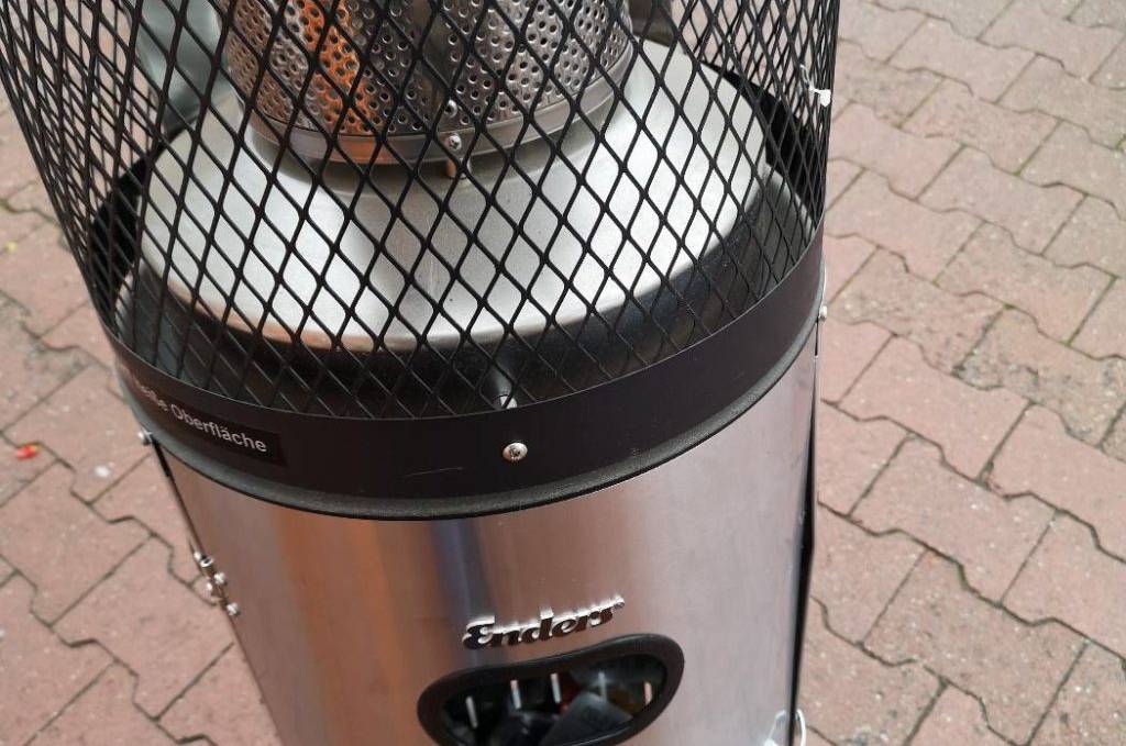 Gasheizung getestet: Nahaufnahme einer hoch gebauten Gasheizung 5460 Polo 2.0 der Marke Enders zur freien Aufstellung auf Pflastersteinen.