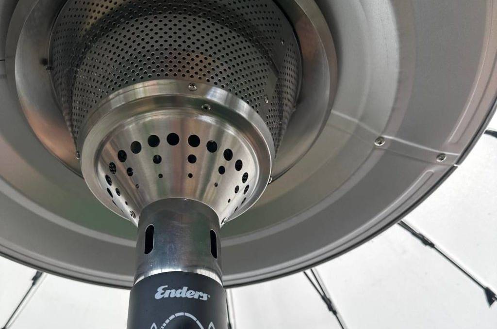 Detailansicht eines Enders Heizstrahlers im Test, mit Fokus auf den Brenner und den Temperaturregler.