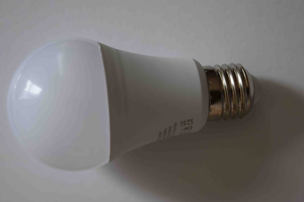 Im Test: Nahaufnahme einer Energiesparlampe auf einer hellen Fläche.