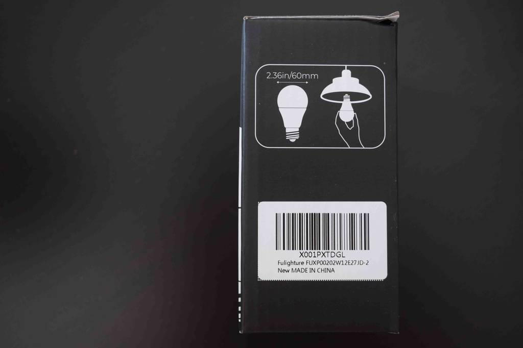 Seitenansicht der Originalverpackung der getesteten Energiesparlampen.