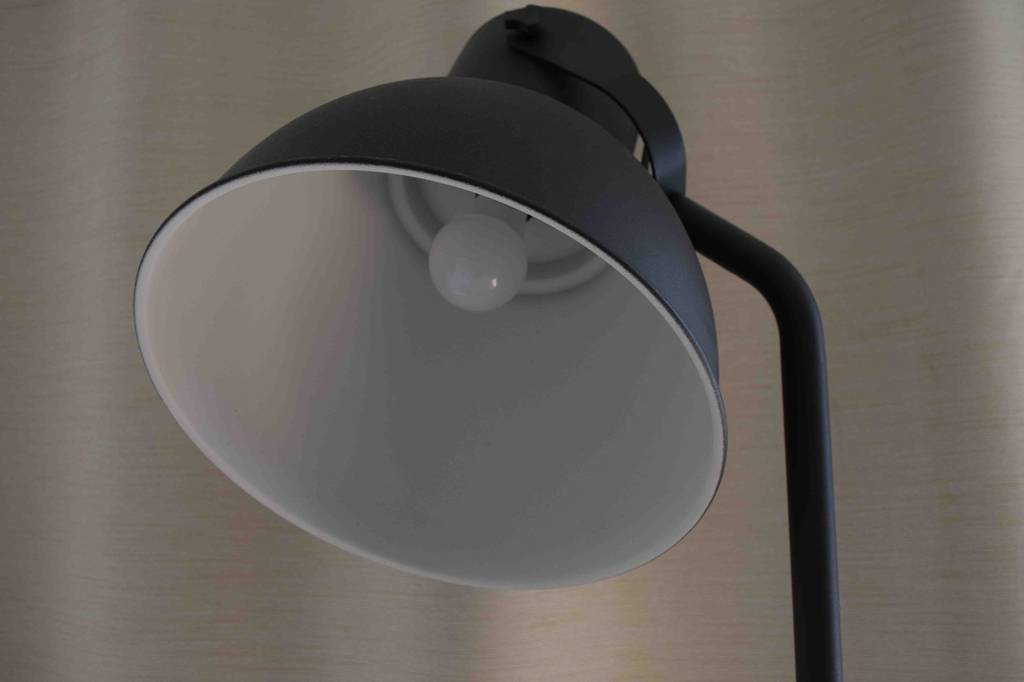 Energiesparlampen getestet: Eine Energiesparlampe in einer Lampe eingedreht.