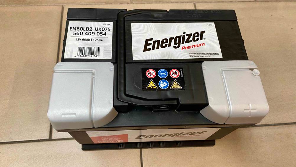 Energizer Autobatterie mit 60 Ah getestet: Batterie ist aus der Vogelperspektive zu sehen.