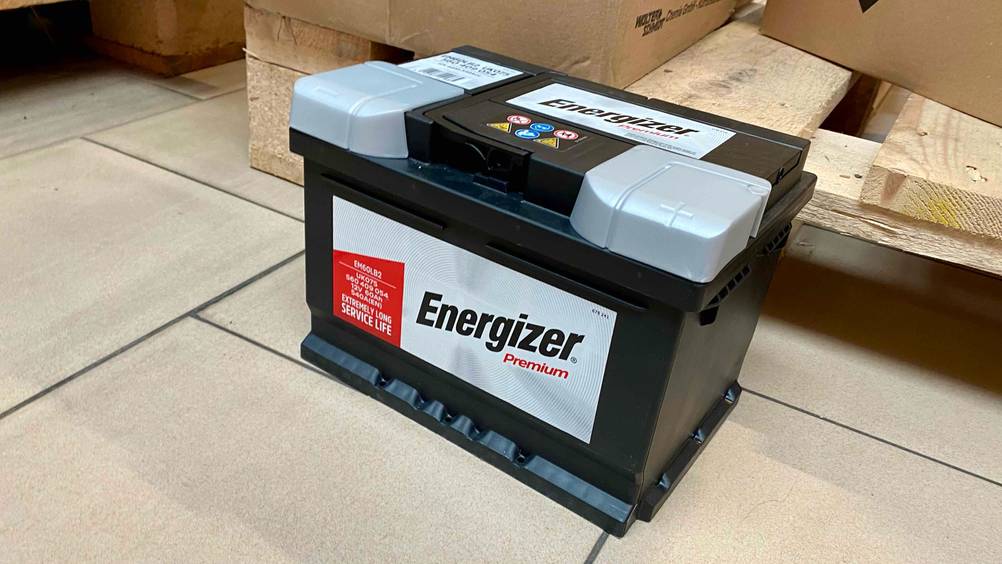 Getestete Energizer Autobatterie mit 60 Ah steht auf dem Boden.