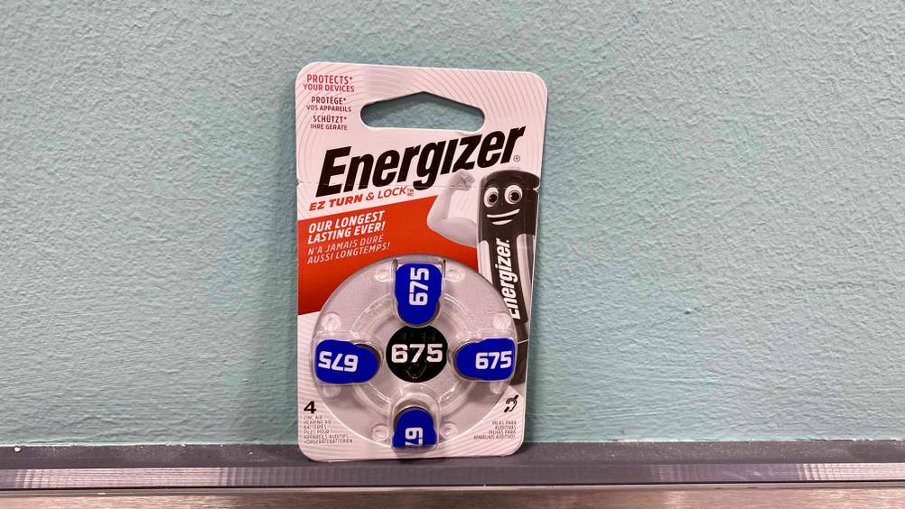 Getestete Hörgerätebatterien lehnen an der Wand.