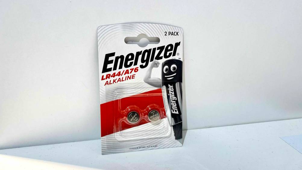 LR44-Batterie getestet: Batterien befinden sich in einer Verpackung.