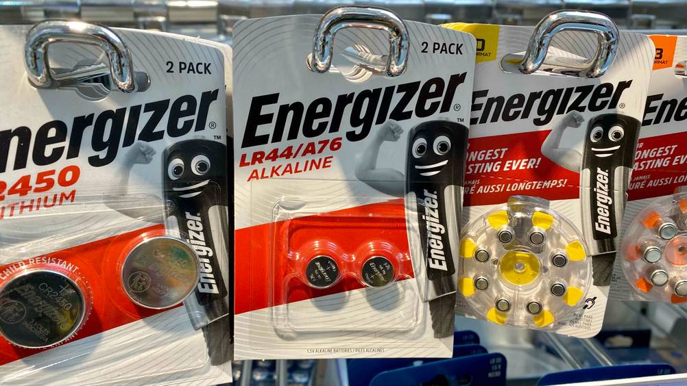 LR44-Batterie im Test: Einige Produkte hängen nebeneinander.