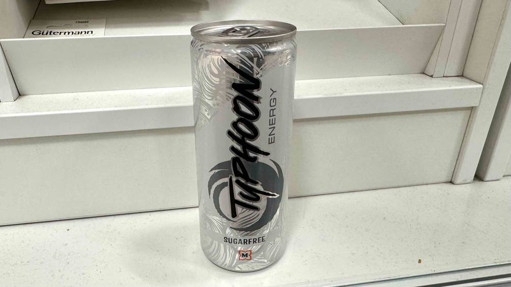 Auf einer hellen Fläche steht eine Dose des Energy-Drink(s)-ohne-Zucker im Test.