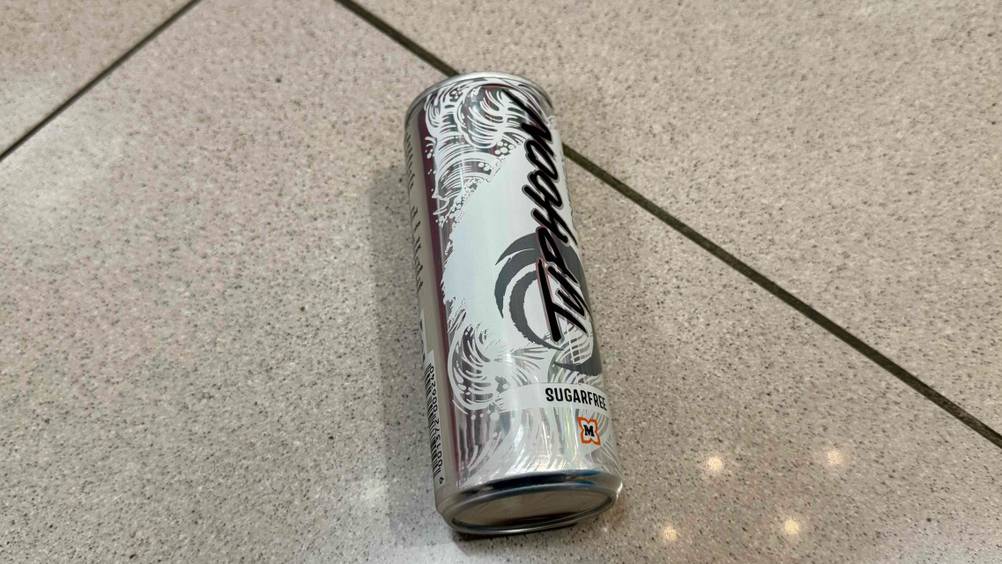 Getestet: Der Energy-Drink(s)-ohne-Zucker auf einem Fließenboden liegend.