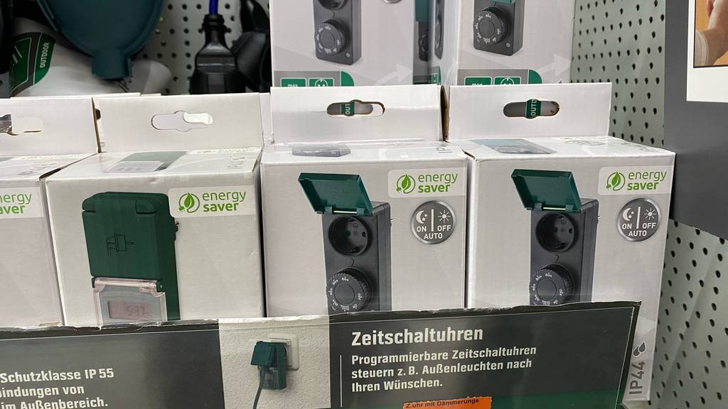 Zeitschaltuhr im Test befindet sich in ihrer Verpackung in einem Verkaufsregal mit mehreren Exemplaren.