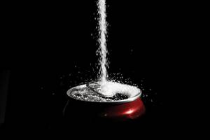 Es findet sich in den meisten Energy-Drinks Zucker.