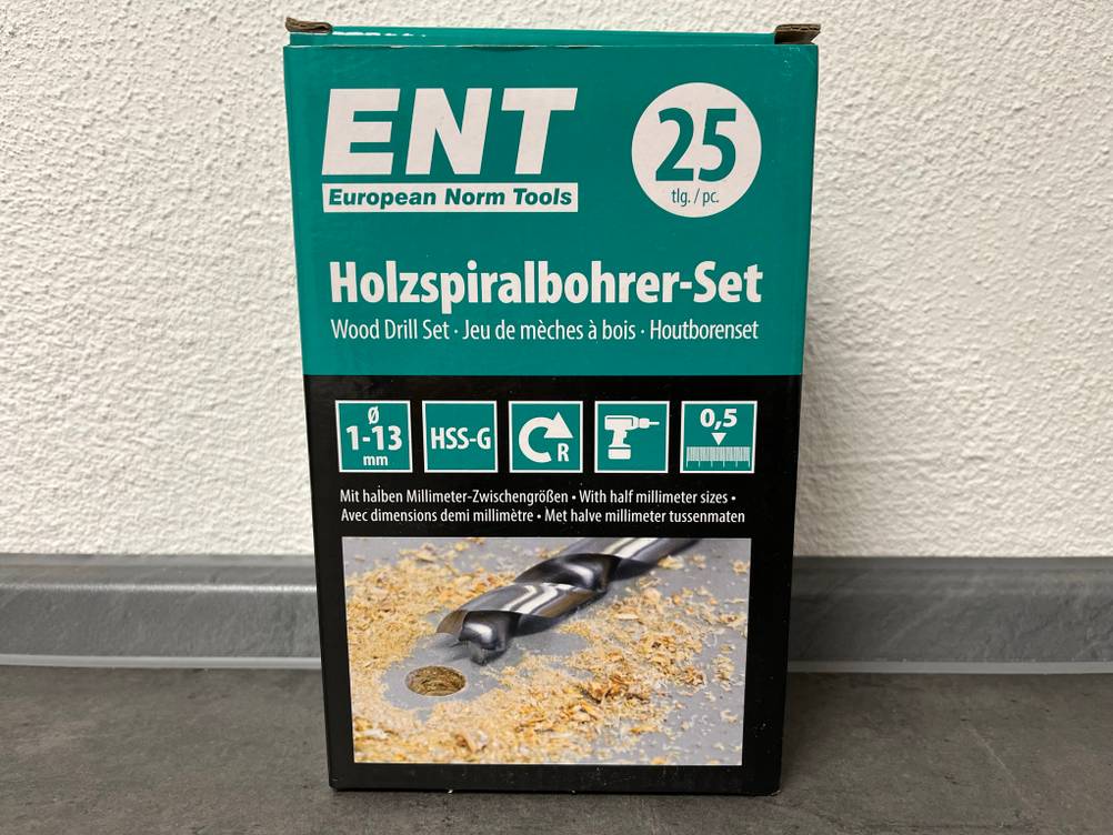 Eine Packung Holzbohraufsätze im Karton