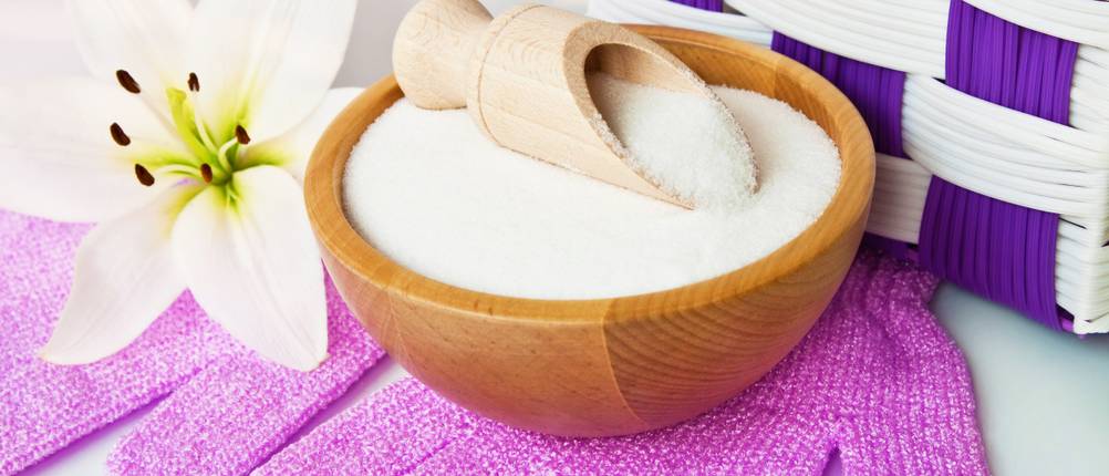Enthaarungscreme-Test: eine Holzschüssel mit Zucker und dekorative Elemente für ein Wellness-Erlebnis