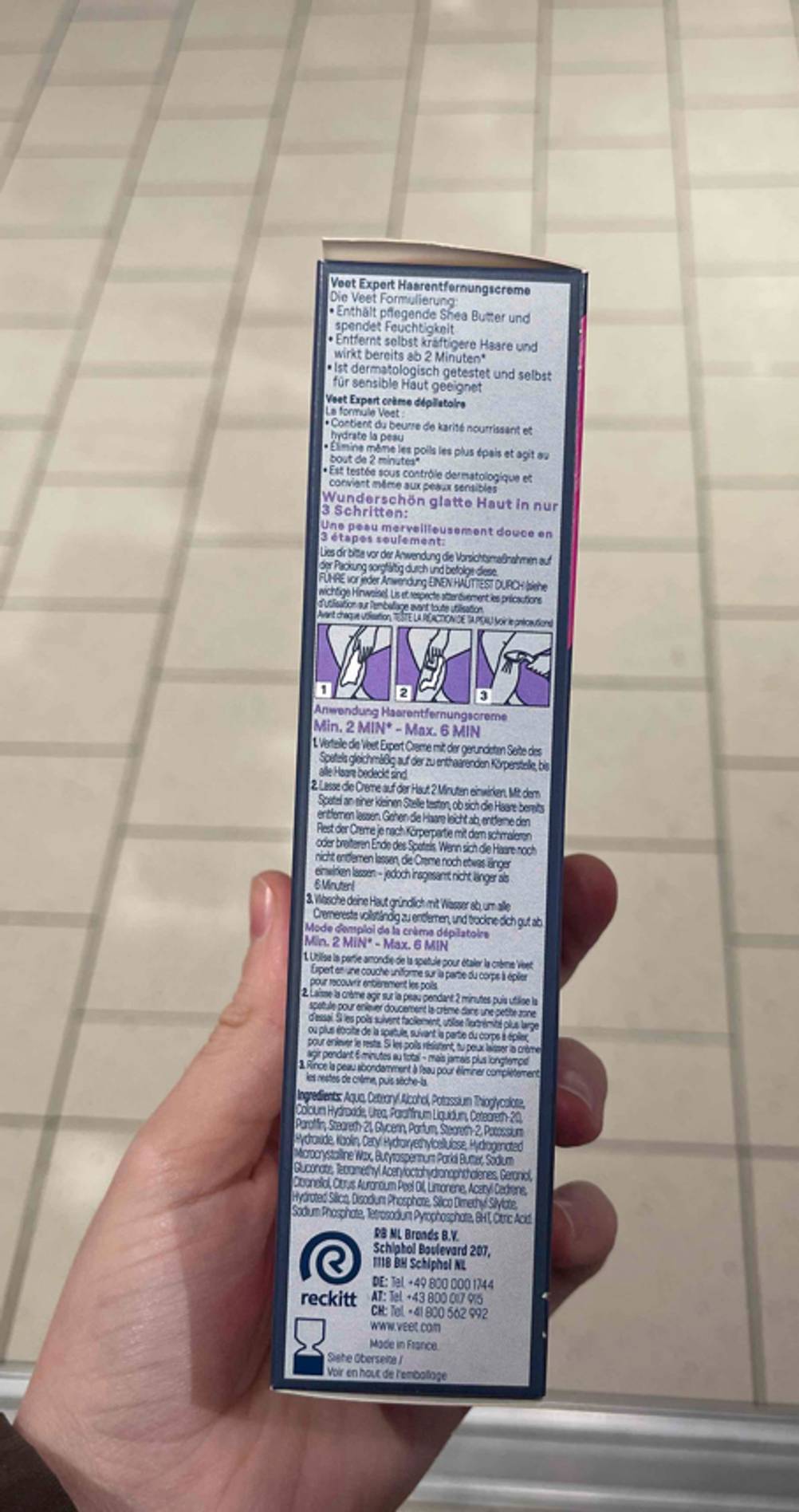 Enthaarungsmittel getestet: Auf der Seite der Verpackung stehen Anwendungsinformationen.