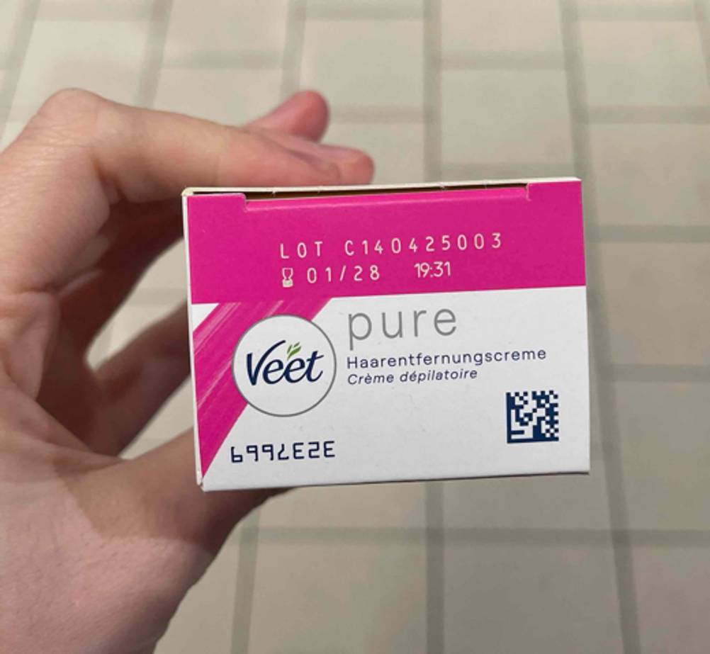 Auf der Unterseite einer Packung getestetes Enthaarungsmittel stehen Informationen zum Datum.