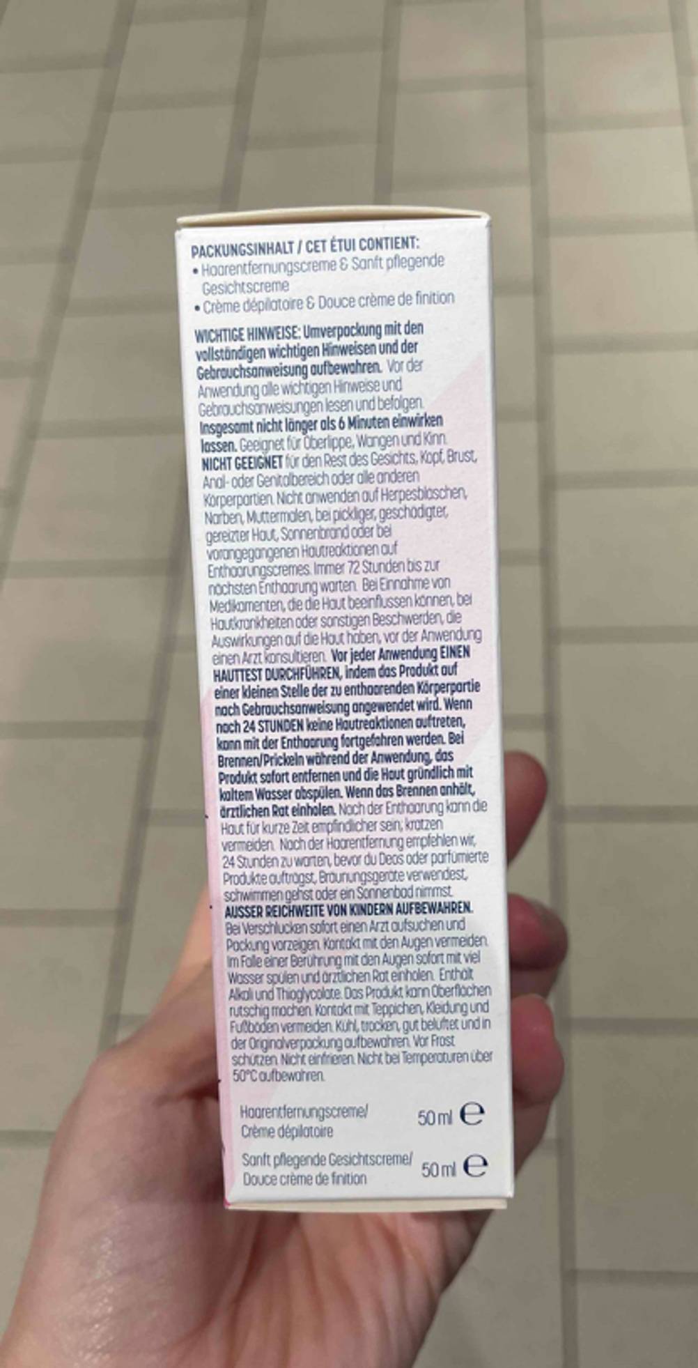 Enthaarungsmittel-Test: Auf der Packungsseite stehen Hinweise zur Verwendung.