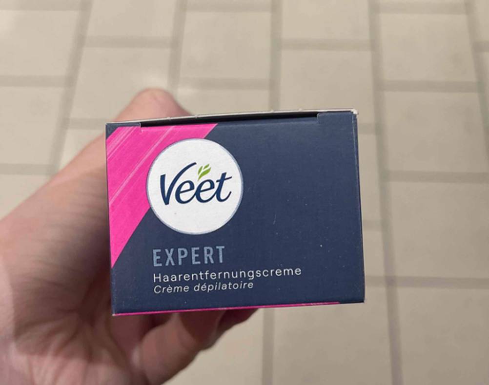 Blick von oben auf eine Packung getestetes Enthaarungsmittel.