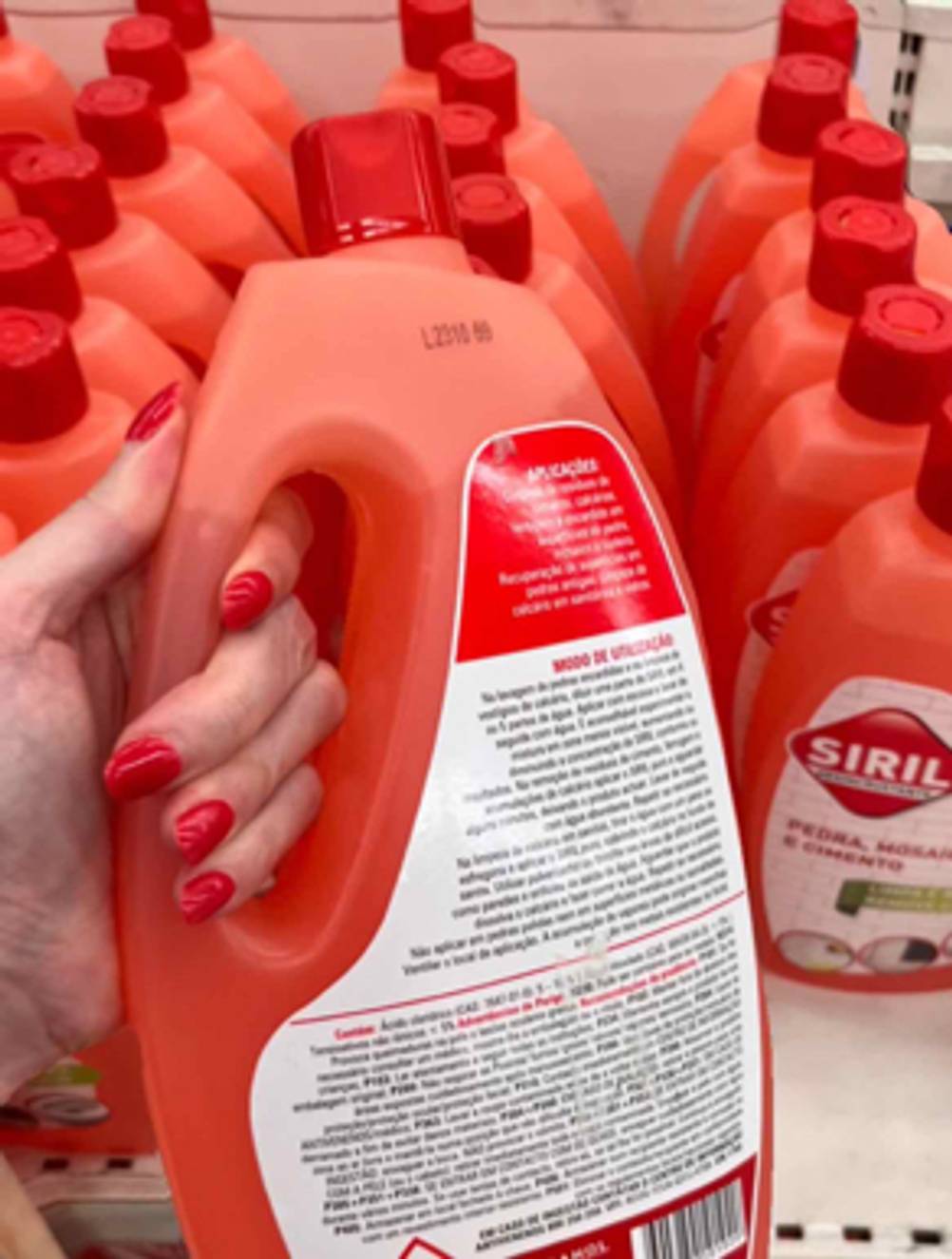 Anwendungshinweise von einer Flasche mit getestetem Entkalker.
