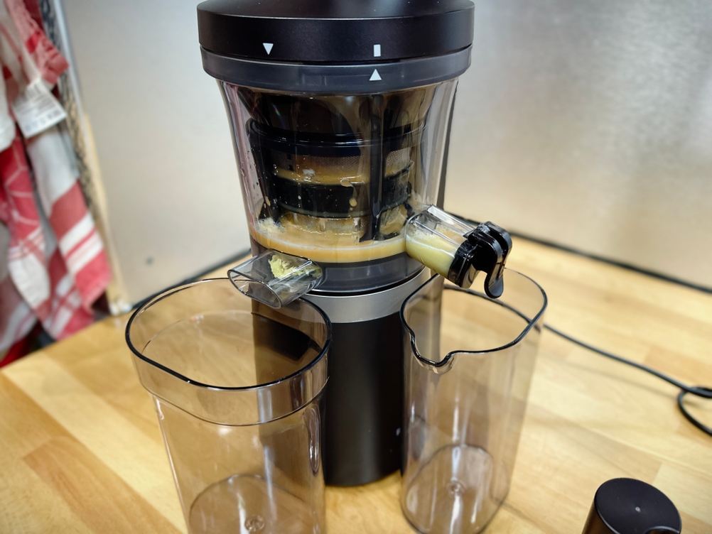 Der Panasonic MJ-L700KXE gibt frischen Saft durch den Auslass in den Auffangbecher ab.