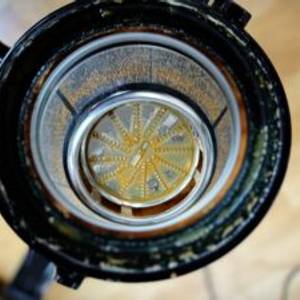 Die Innenseite des Siebs des Panasonic MJ-L700KXE Entsafters mit Rückständen nach der Nutzung.
