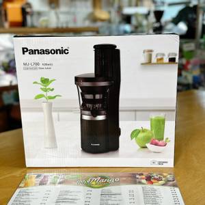 Die Vorderseite der Verpackung des Panasonic MJ-L700KXE mit einer Speisekarte davor.