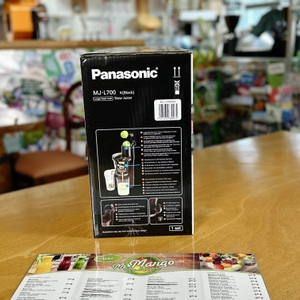 Die linke Seite der Verpackung des Panasonic MJ-L700KXE mit Details zum Einfüllschacht und Slow-Juicing.