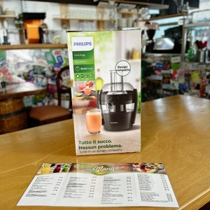 Die Vorderseite der Verpackung des Philips HR1832/00 zeigt das Gerät mit einer Karaffe frisch gepressten Safts.