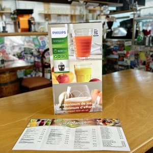 Rechte Seite der Verpackung des Philips HR1832/00 Entsafters mit Abbildungen von frisch gepresstem Saft. Die Produktvorteile sind in mehreren Sprachen erklärt.