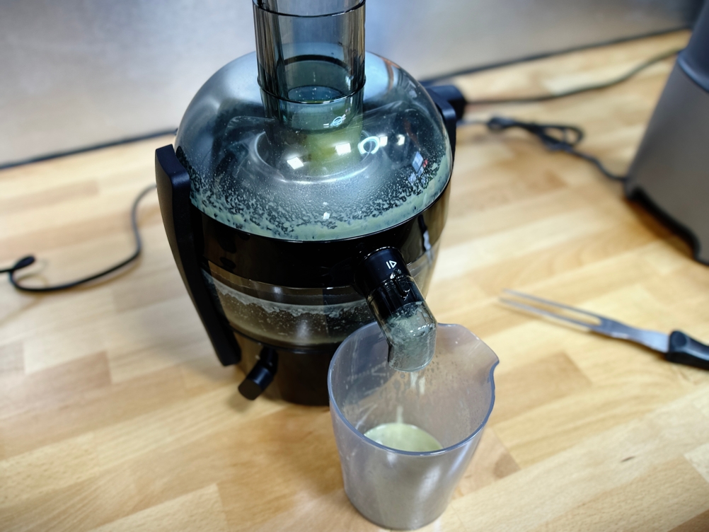 Nahaufnahme der Zentrifuge des Philips HR1832/00 Entsafters mit Sieb und Rückständen. Das feine Sieb filtert den Fruchtsaft und trennt den Trester.