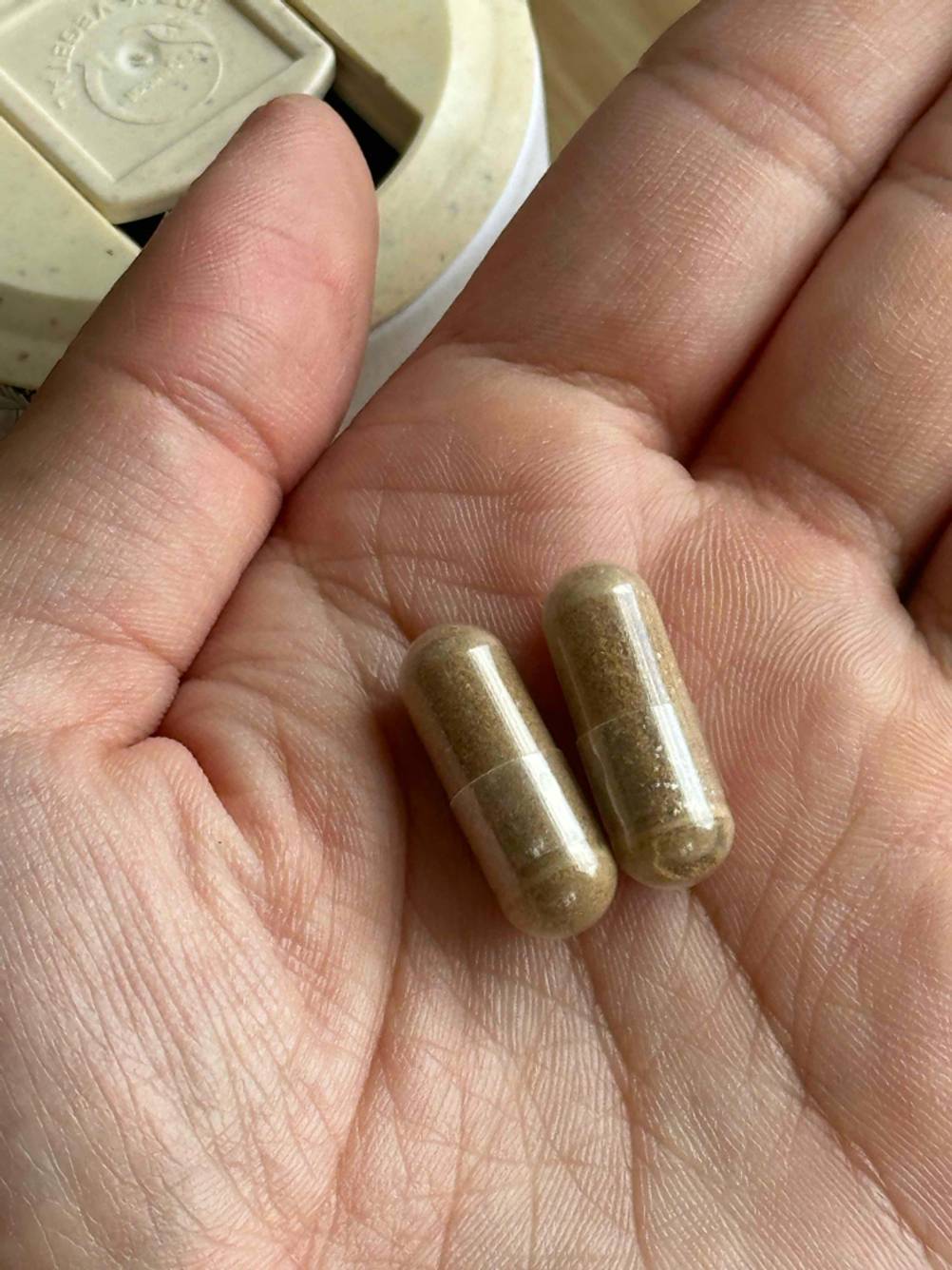Getestet: Zwei Kapseln der Entwässerungstabletten liegen in einer Handfläche.
