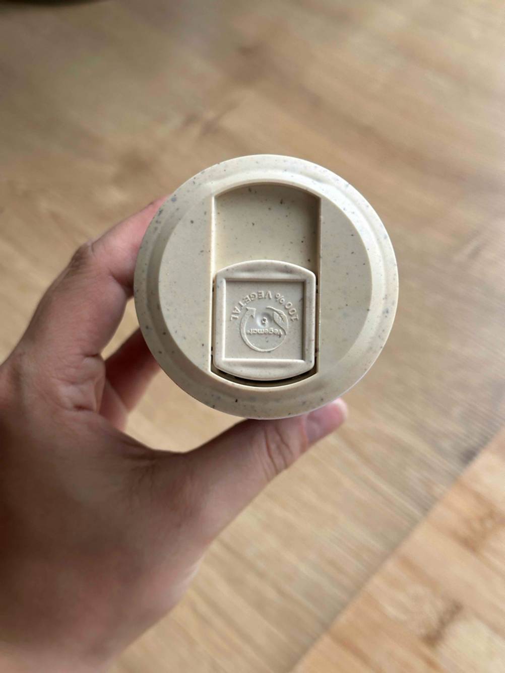 Entwässerungstabletten im Test: der Deckel der Packung von oben von einer Hand gehalten.