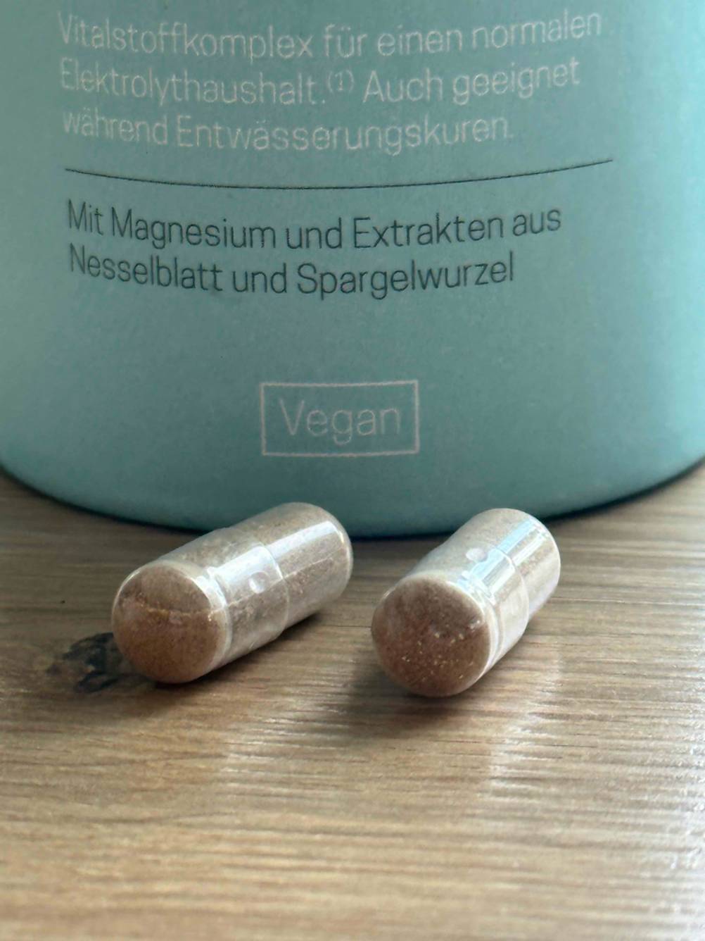 Entwässerungstabletten-Test: Nahaufnahme von zwei Kapsel vor ihrer Verpackung.