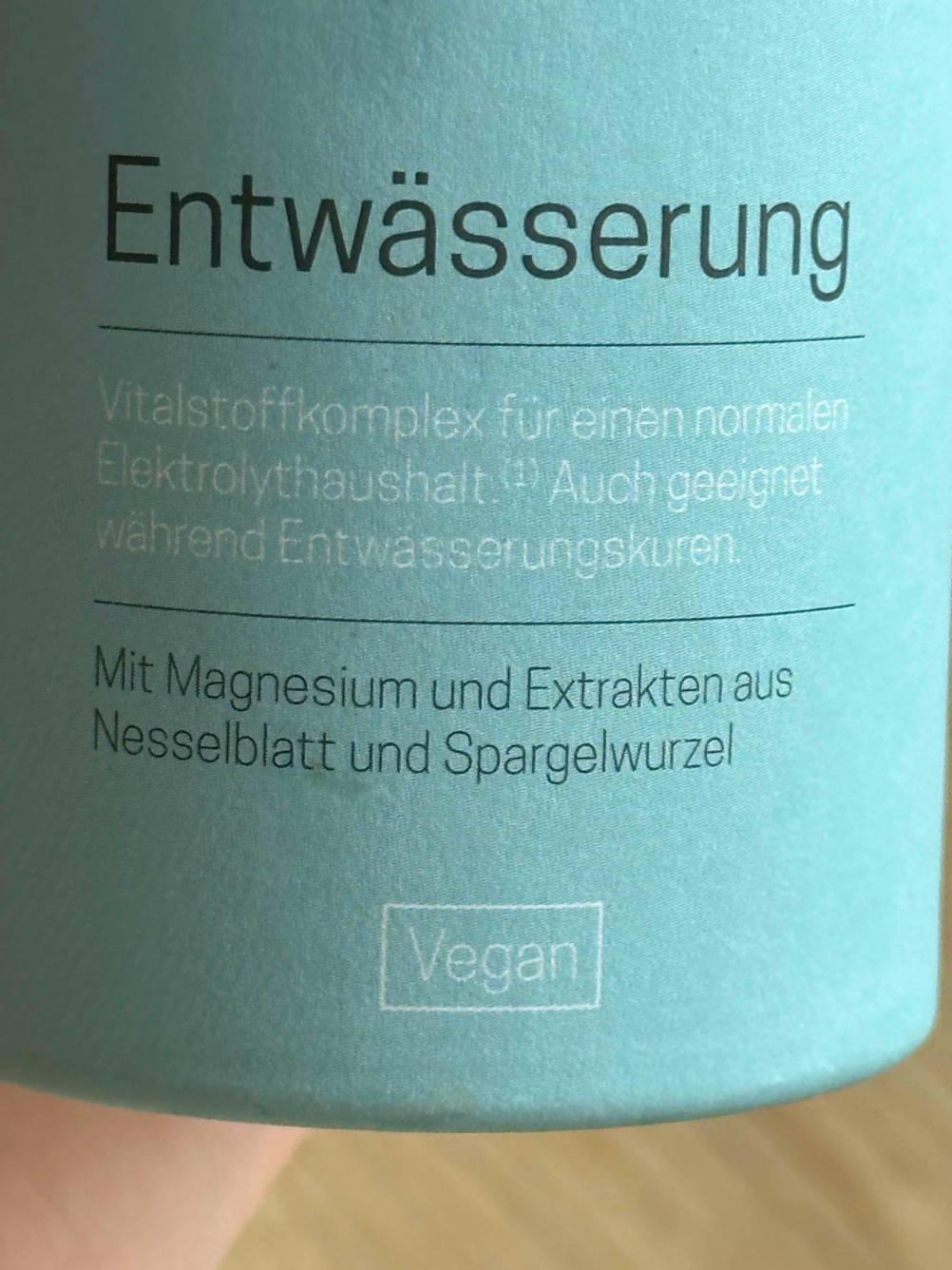 Nahaufnahme der Vorderseite einer Packung der getesteten Entwässerungstabletten mit Zutaten.