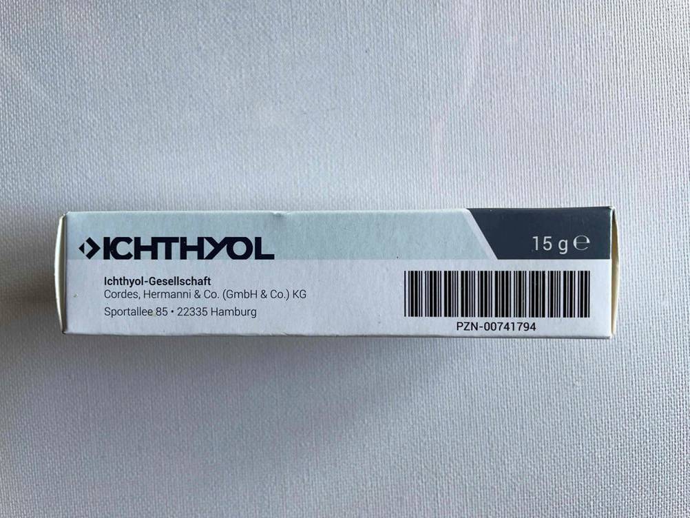 Seitenansicht einer Verpackung der entzündungshemmenden Salbe im Test.