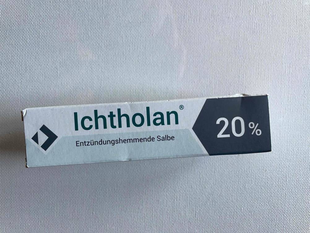 Nahaufnahme der Originalverpackung einer entzündungshemmenden Salbe auf einer hellen Fläche.