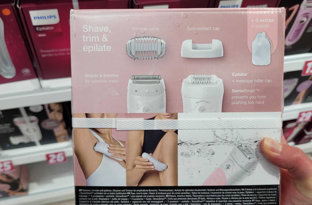 Rückseite der Originalverpackung eines Epilierers im Test mit Abbildungen des mitgelieferten Zubehörs.