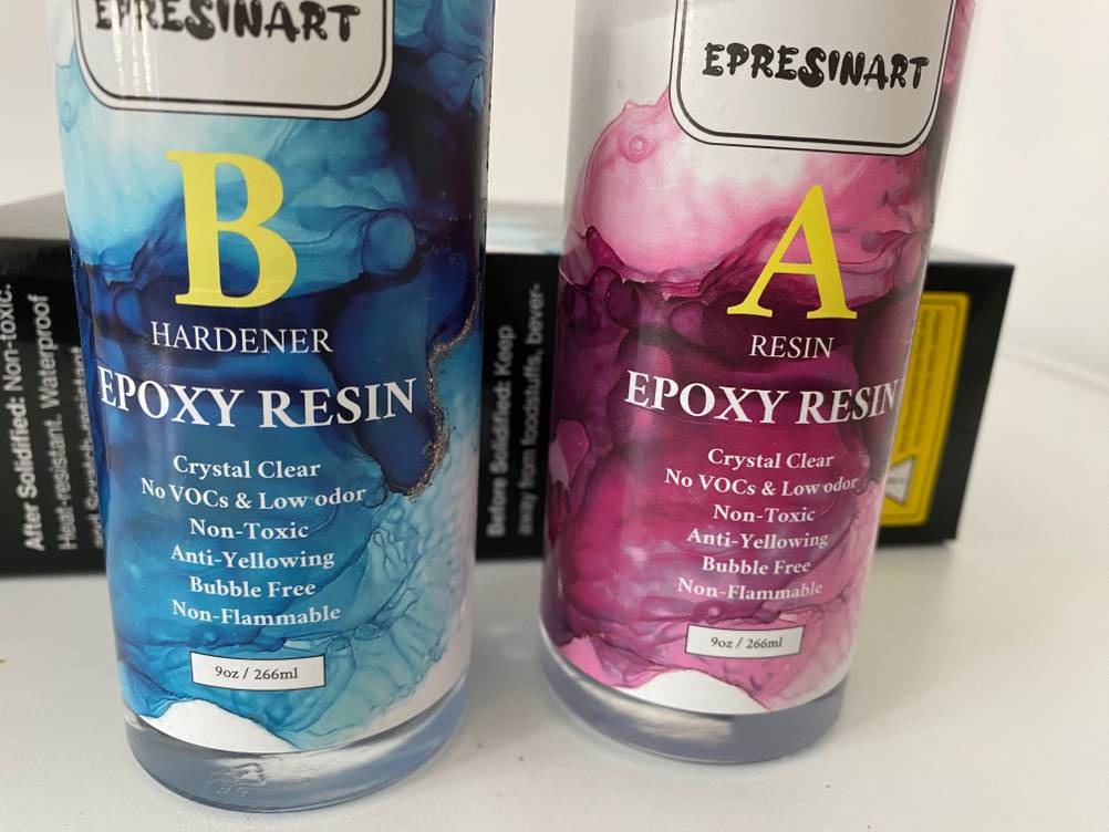 Epoxidharz getestet: Zwei Flaschen nebeneinander, eimal Resin, eimal Hardener.