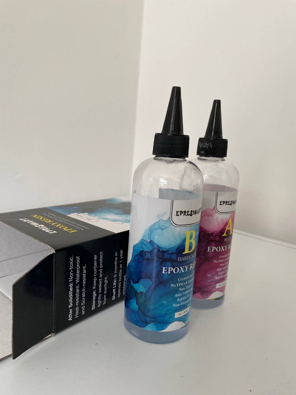 Epoxidharz getestet: Beide Flaschen stehen neben der Originalverpackung.