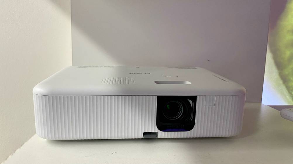 Epson-Beamer-Test: Ein Gerät von vorne in einem weißen Regal.