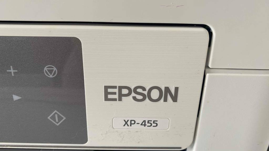 Epson Drucker im Test: Das Modell und die Marke sind aufgedruckt.