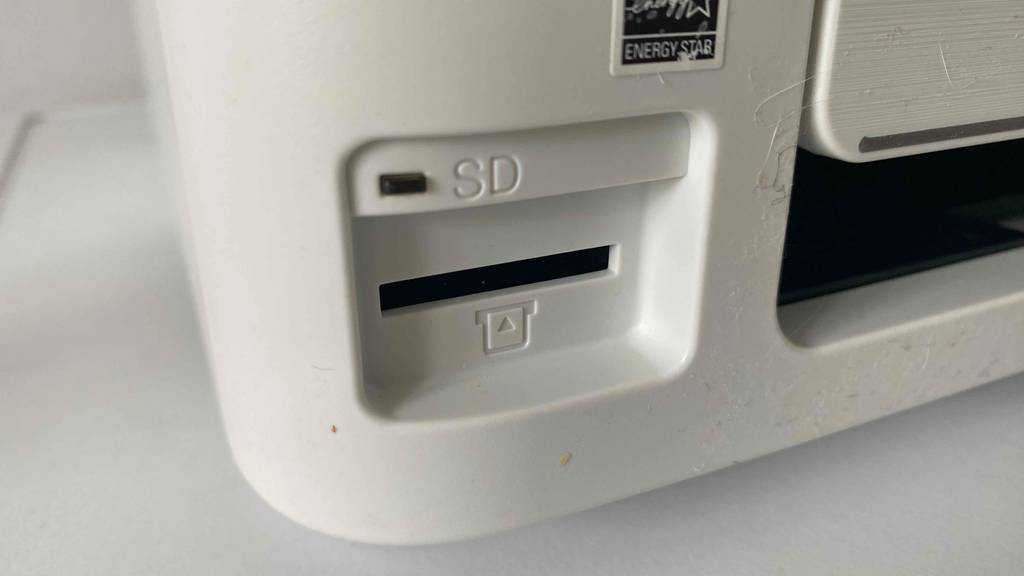 Detailansicht des SD-Kartenslots eines getesteten Epson Druckers.