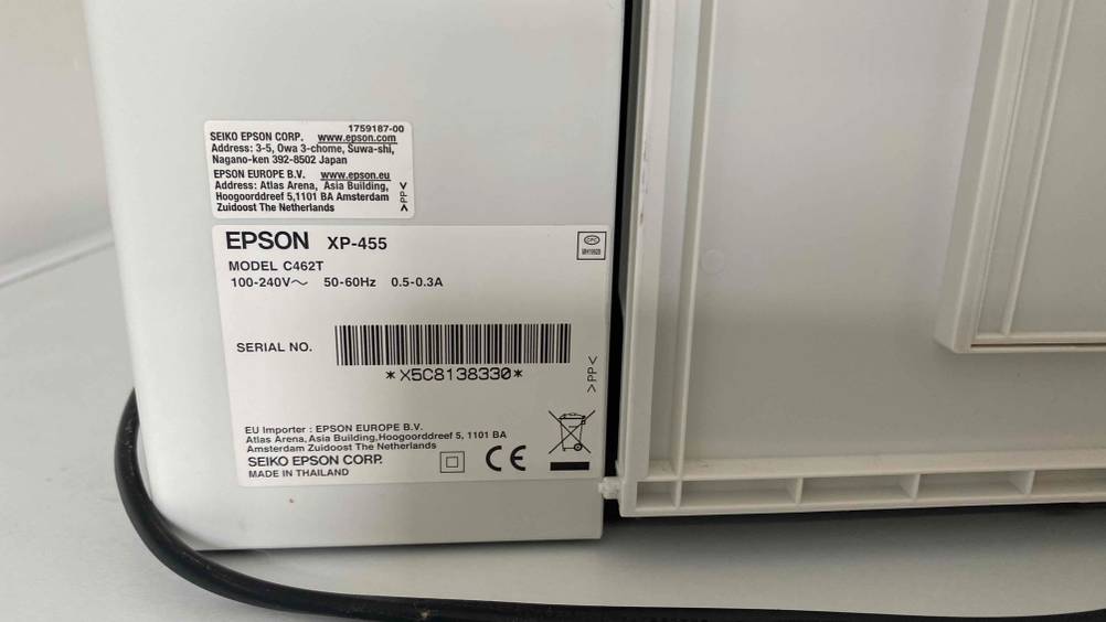 Epson-Drucker-Test: auf der Rückseite eines Druckers ist das Typenschild angebracht.