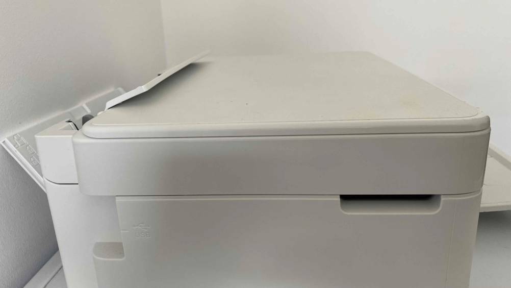 Ein getesteter Epson Drucker in der Seitenansicht.