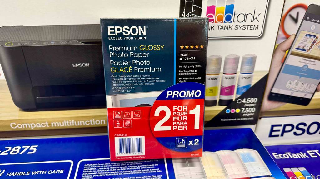 Epson Fotopapier-Test: Eine Packung lehnt an einen Druckerkarton.