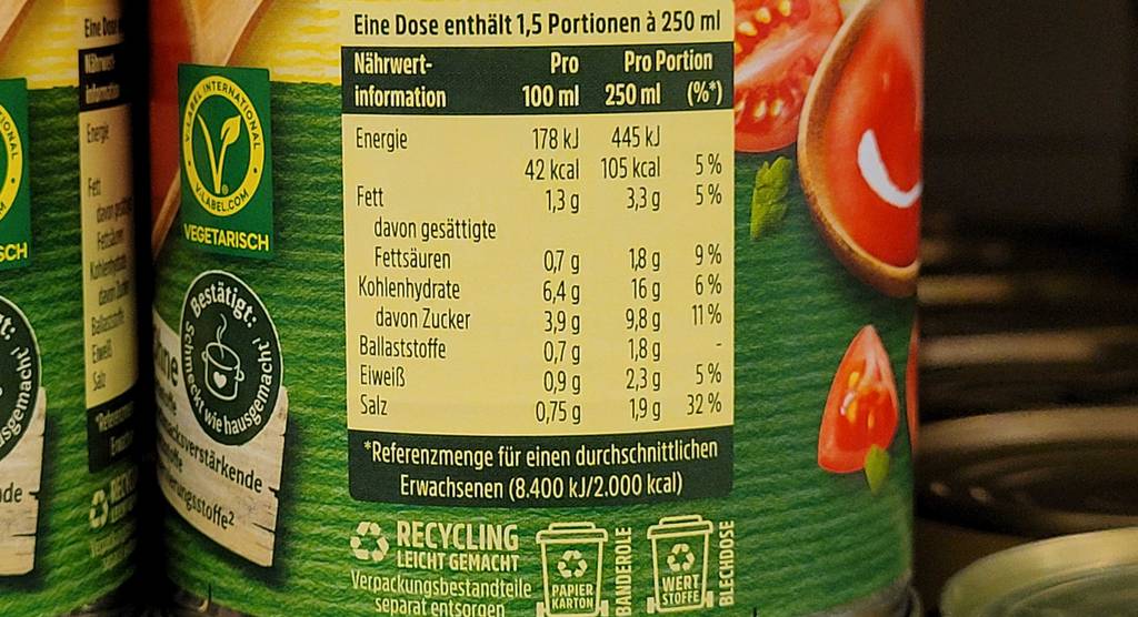 Getestete Erasco-Suppen, im Fokus steht das Dosenetikett mit Nährwertangaben. Nahaufnahme des Etiketts auf einer Dose mit Fertigsuppe zum Aufwärmen.