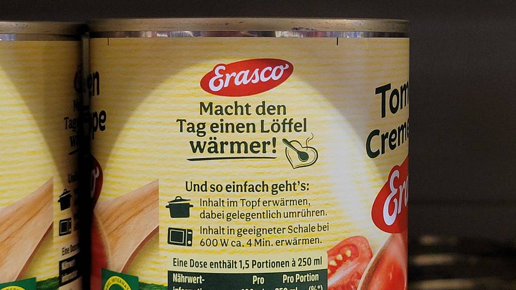 Erasco-Suppen im Test: Nahaufnahme des Etiketts auf einer Dose mit Fertigsuppe zum Aufwärmen.
