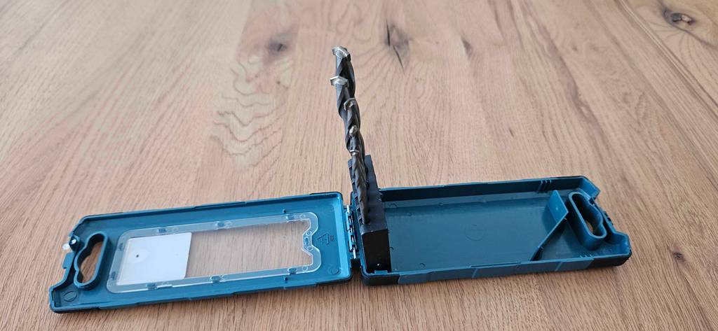 Steinbohrer im Test: Eine aufgeklappte box mit nach oben stehenden Bohrern steht auf einem Holzboden.