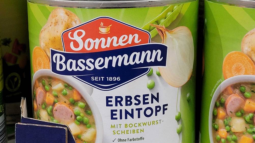 Erbsensuppe-Test: Nahaufnahme des Logos und der Artikelbezeichnung auf der Dose.