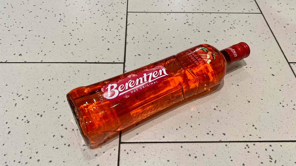 Erdbeerlikör im Test: Eine Alkoholflasche liegt auf dem Boden. 